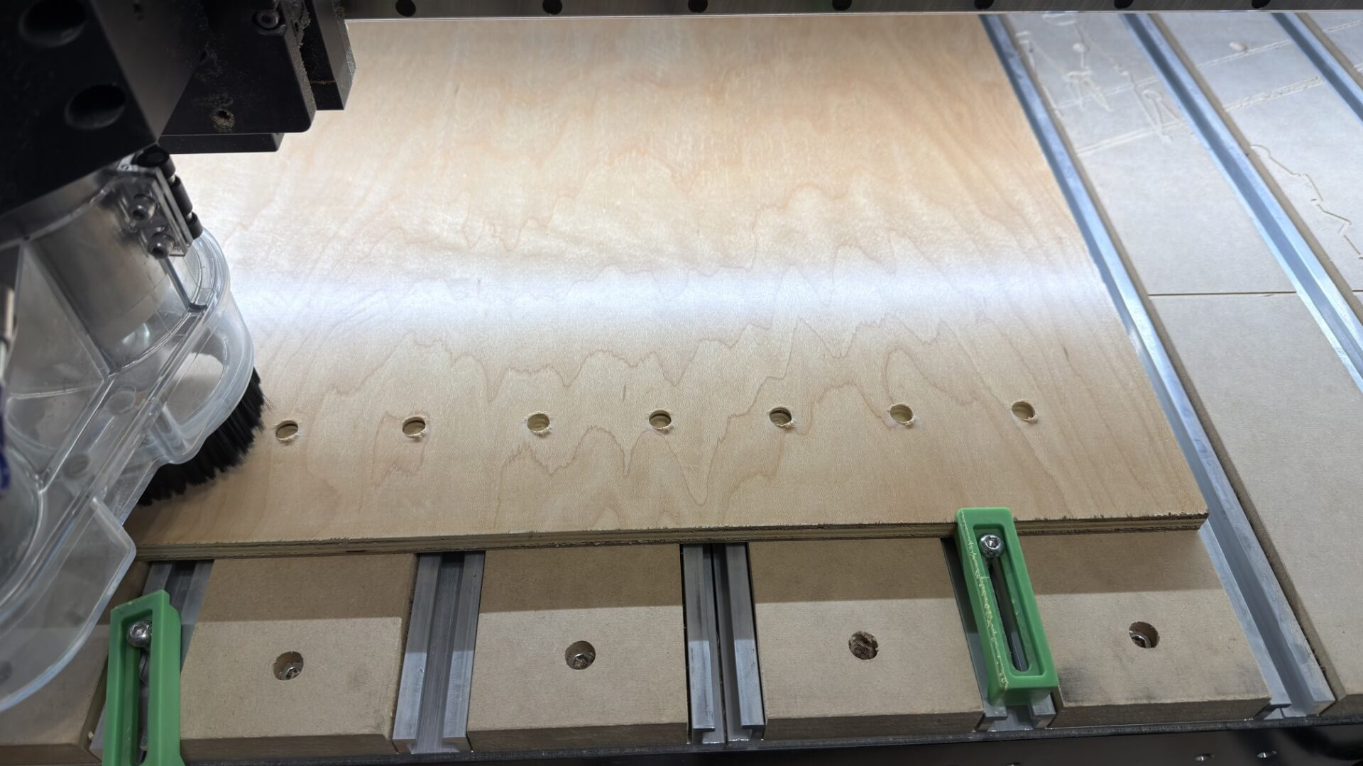 Peg bottom insert for tins